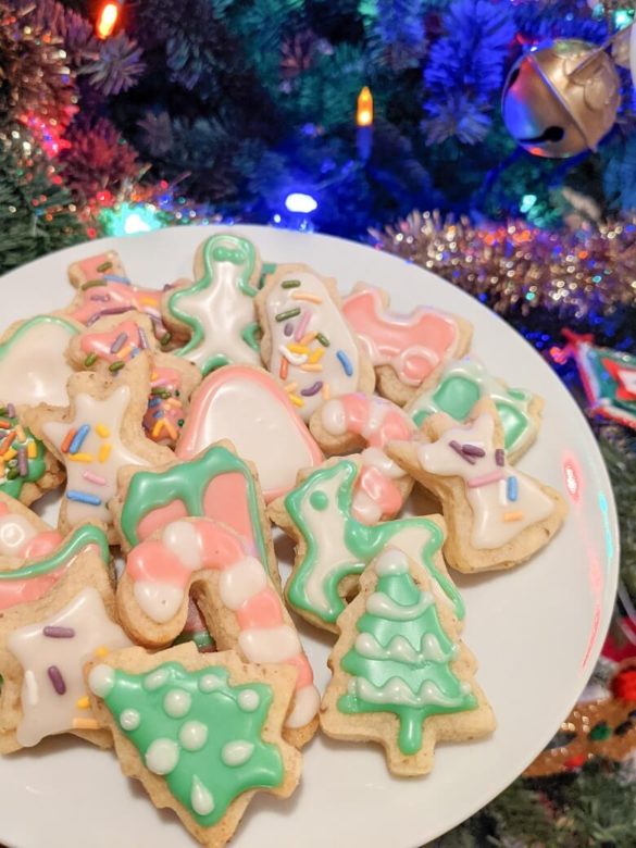 Vegan Christmas cookies on a plate in front of a Christmas tree